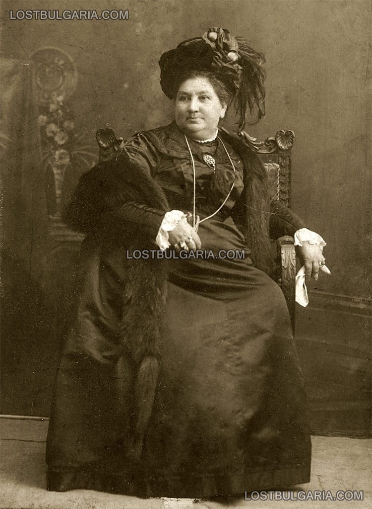 Дама на средна възраст с черна рокля и шапка, София, 20-те години на ХХ век