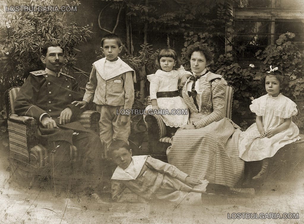 Офицер със семейството си, началото на ХХ век