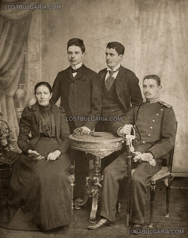 Майка със своите синове, началото на ХХ век