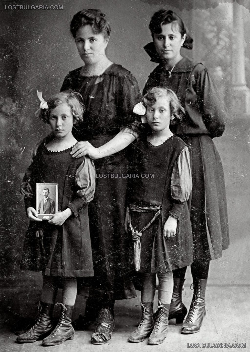 Вдовица, чийто мъж е загинал във войната и нейните дъщери с портрета му, началото на 20-те години