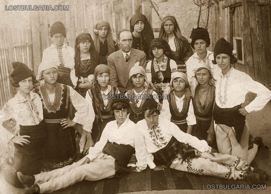 Ученички в носии за ръченица, 1928г.
