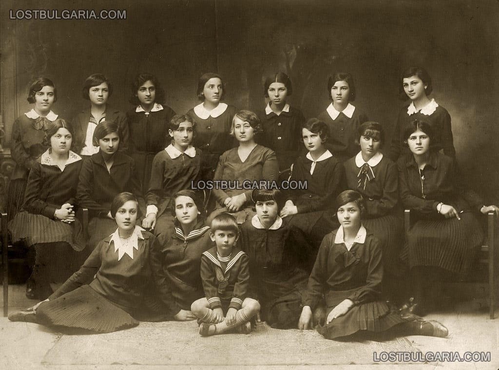 Ученички от девическа гимназия със своята учителка, 30-те години на ХХ век