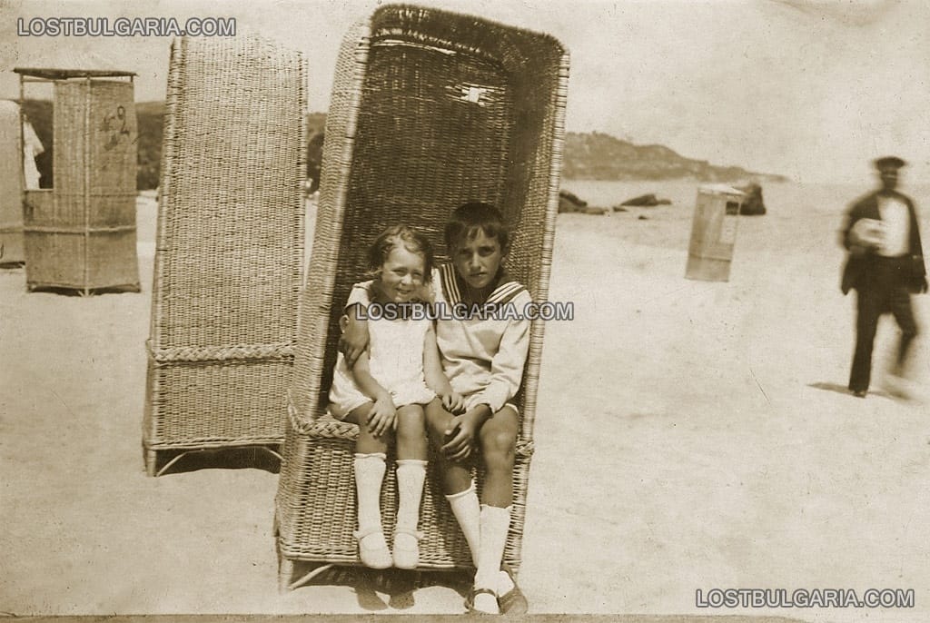 Деца на плажа на курорта Св. св. Константин и Елена, август 1927г.