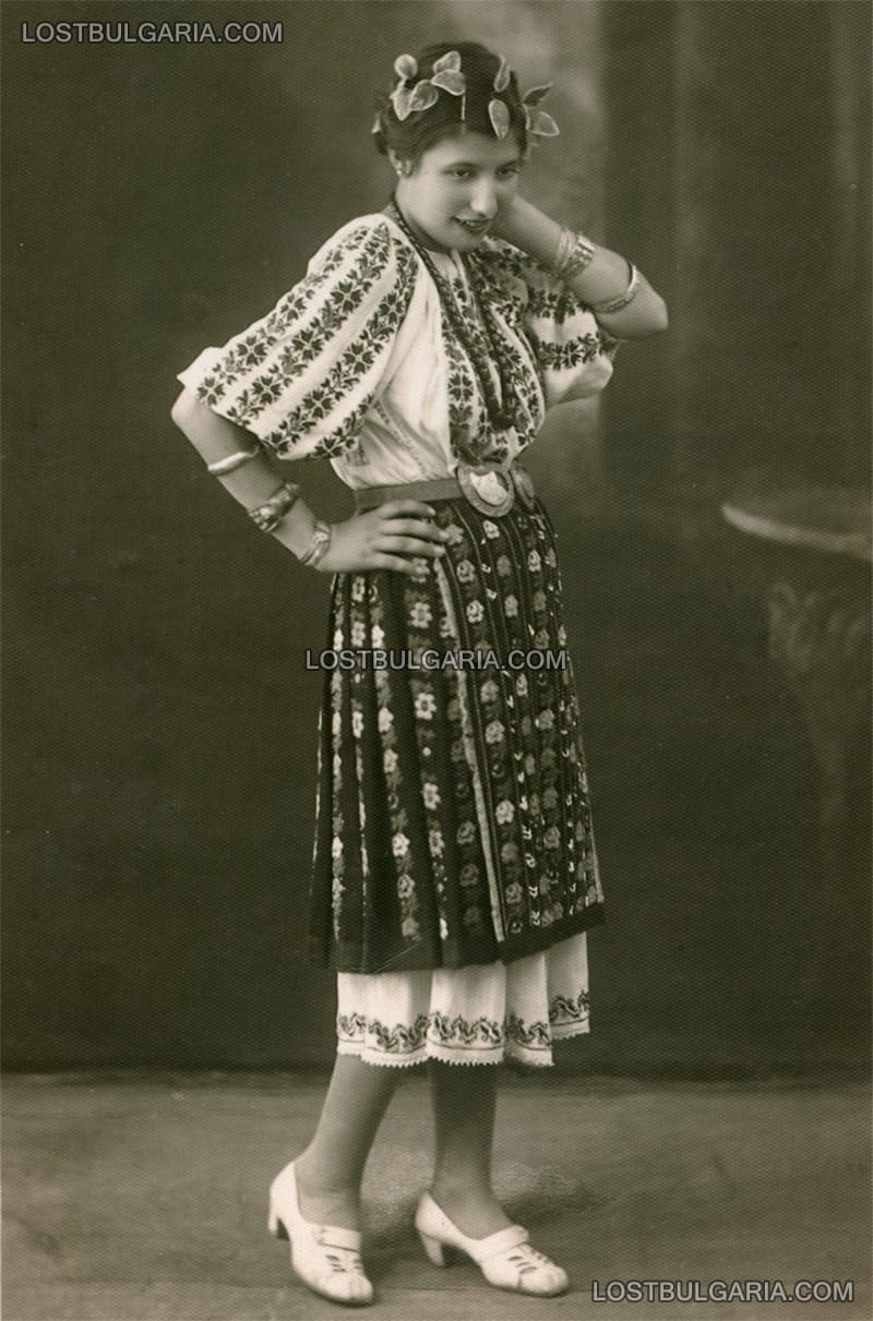 Млада жена в народна носия, Велико Търново, 30-те години на ХХ век