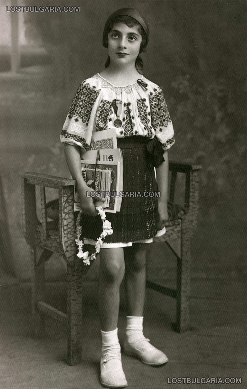 Младо момиче, учащо се в Румъния 1937г.