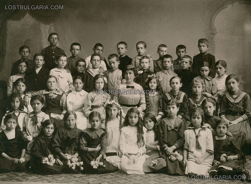 Ученици със своята учителка, 20-те години на ХХ век