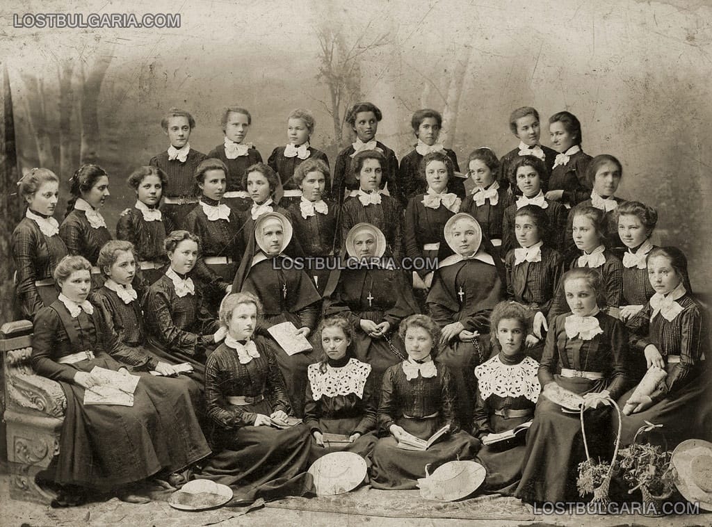 Възпитанички на католическо училище със своите наставнички, началото на ХХ век