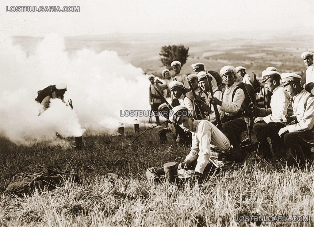 Войскова част на учебен поход - упражнение с военни димки, 20-те години на ХХ век
