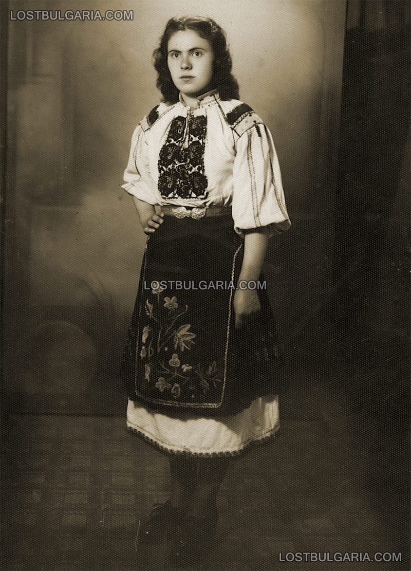 Млада жена в народна носия, 30-те години на ХХ век