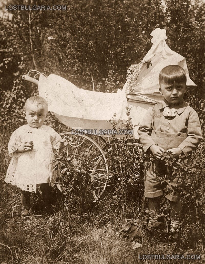 Малки деца с бебешка количка, началото на ХХ век