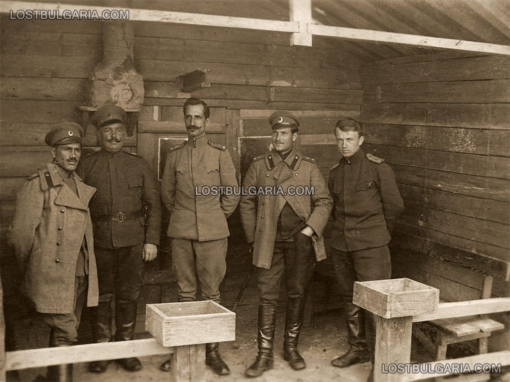 Български офицери пред помещение на позицията, 1917 г.