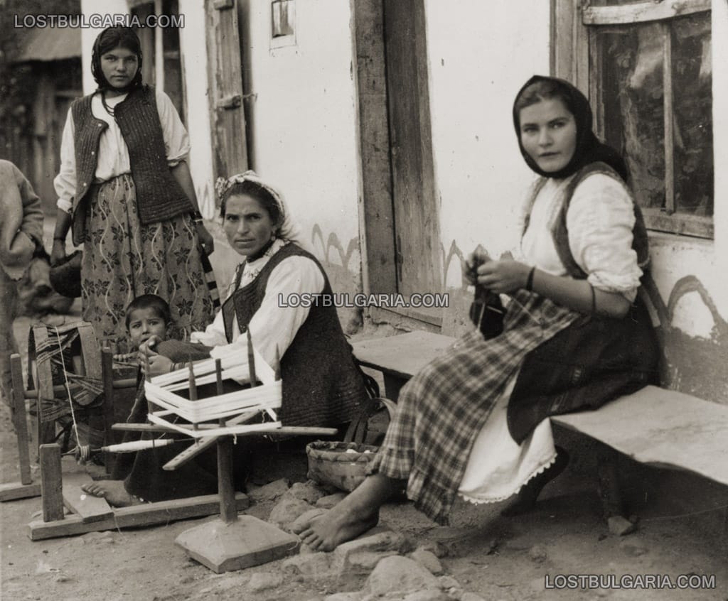 Селянки пресукват ленени влакна, около 1912 г.