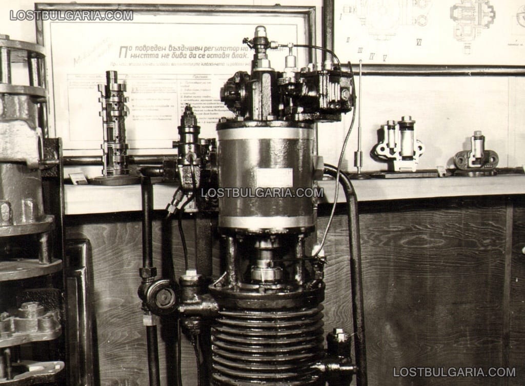 Локомотивно депо София – учебният технически кабинет, действаща локомотивна двустъпална въздушна помпа „Knorr”, 50-те години на ХХ век