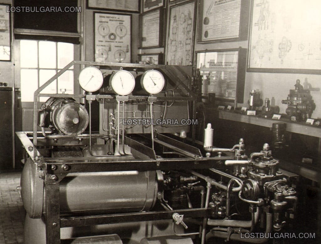 Локомотивно депо София - учебният технически кабинет, всички уреди за управление на въздушните влакови спирачки, които са монтирани в будката на локомотива, 50-те години на ХХ век