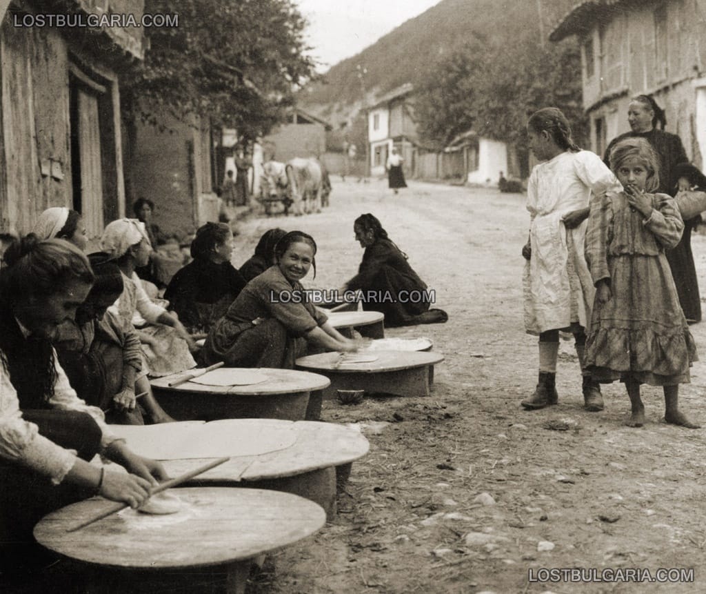Жени от Берковица точат кори за юфка или баница, около 1912 г.
