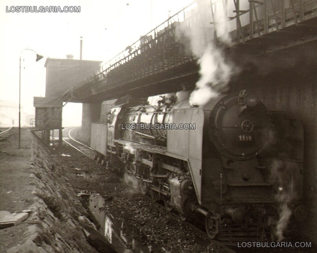 Локомотивно депо София - голямата стена за зареждане на локомотивите с въглища, 50-те години на ХХ век