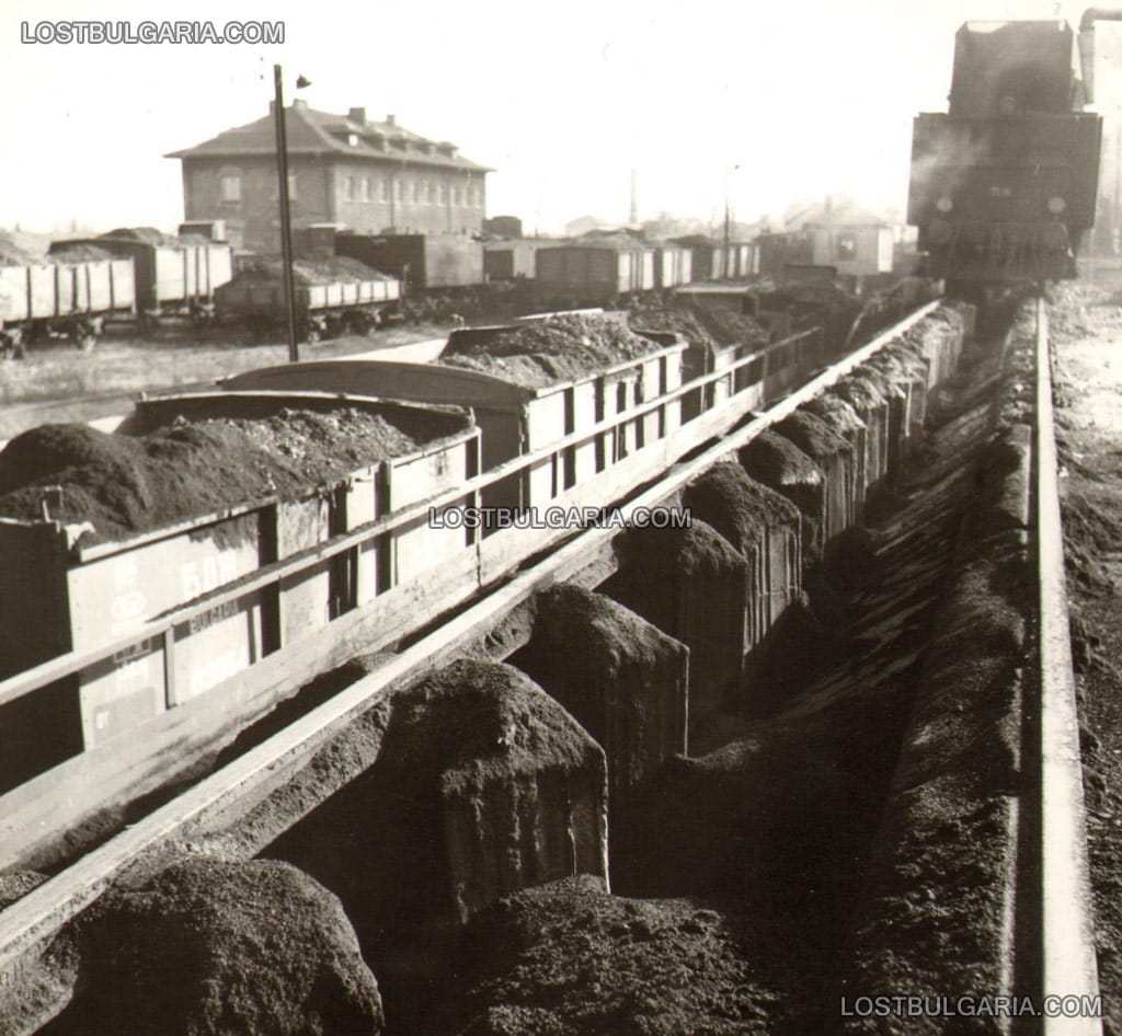 Локомотивно депо София - ямата за почистване на сгур (остатъци от изгорели въглища) от локомотивите, 50-те години на ХХ век