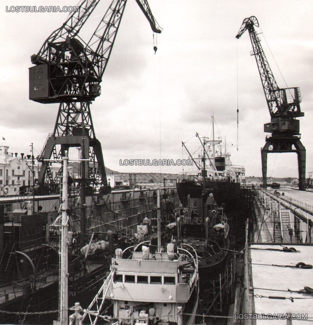 Варна, пристанището - докуване на кораби в сухия док, 50-те години на ХХ век
