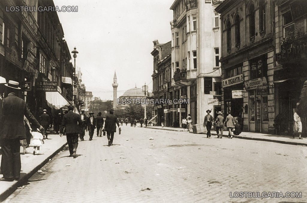 София, несъществуващата вече улица "Търговска", в дъното - джамията Баня Баши, около 1923 г.