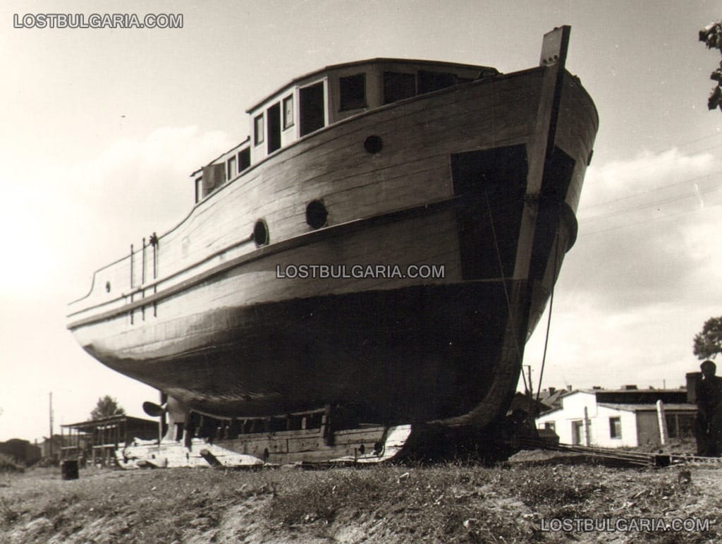 Варна, дървена яхта на сух док, 50-те години на ХХ век