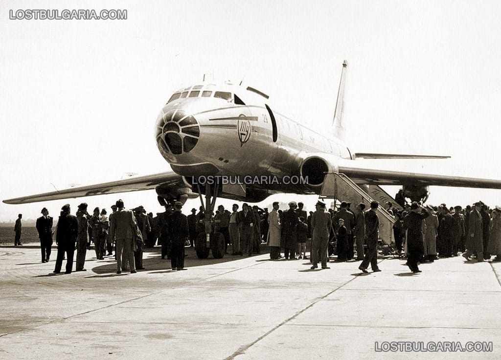 Реактивен самолет Ту-104 на ТАБСО на летище София, 50-те години на ХХ век