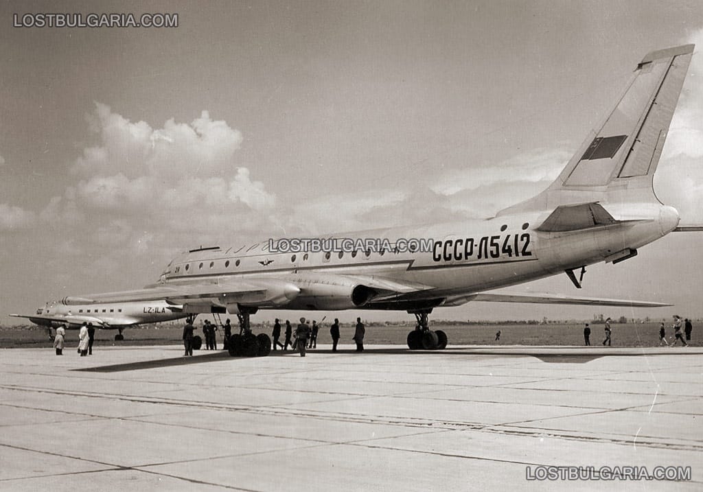 Летище София, реактивен самолет Ту-104 на Аерофлот, в дъното български Ли-2, 50-те години на ХХ век