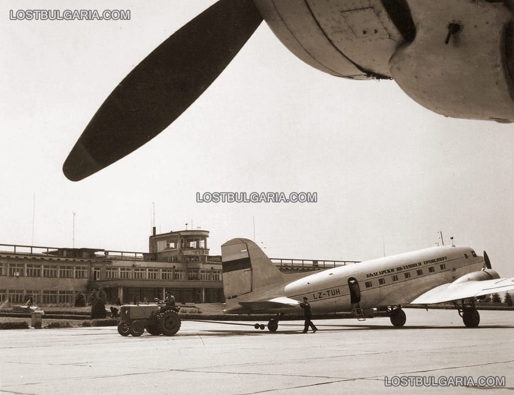 Самолет Ли-2 на Български въздушен транспорт на летище София, 50-те години на ХХ век