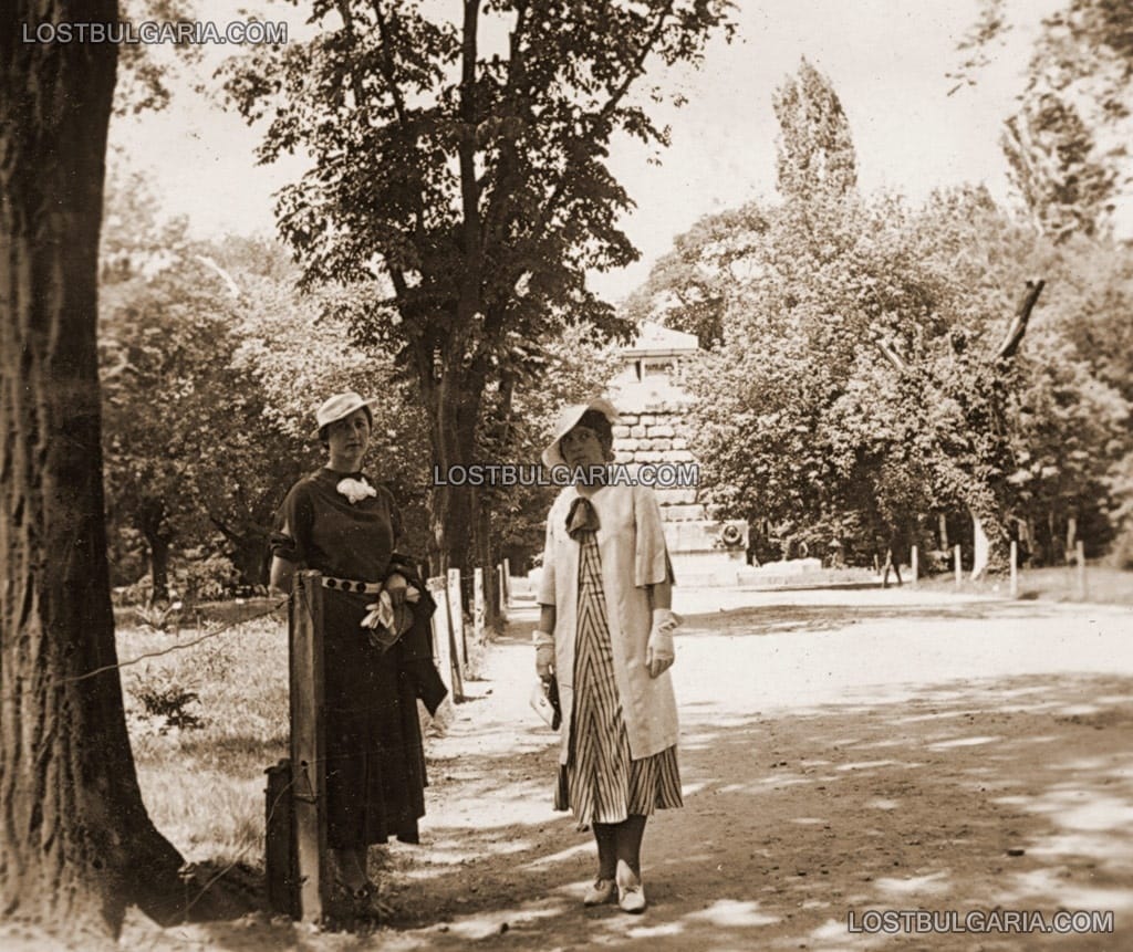 София, две дами в Докторската градина, 1935г.