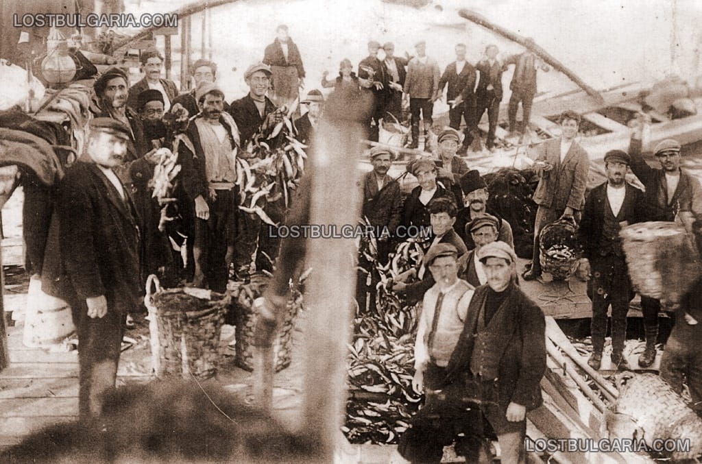 Несебърски рибари със своя улов, 20-те години на ХХ век