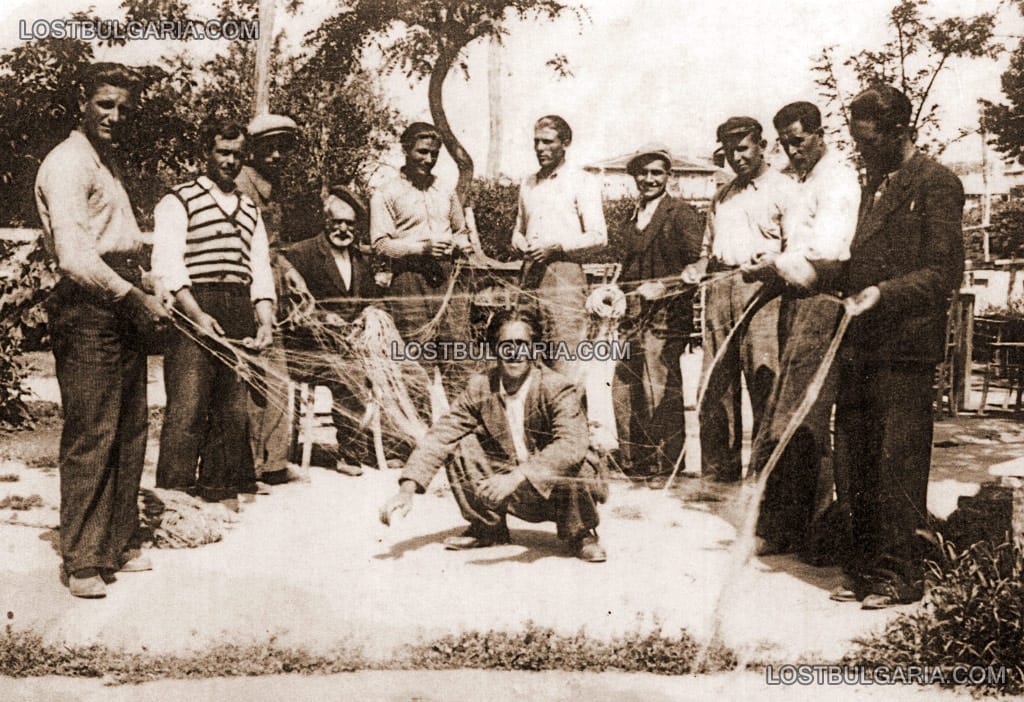 Несебърски рибари плетат рибарски мрежи, 20-те години на ХХ век