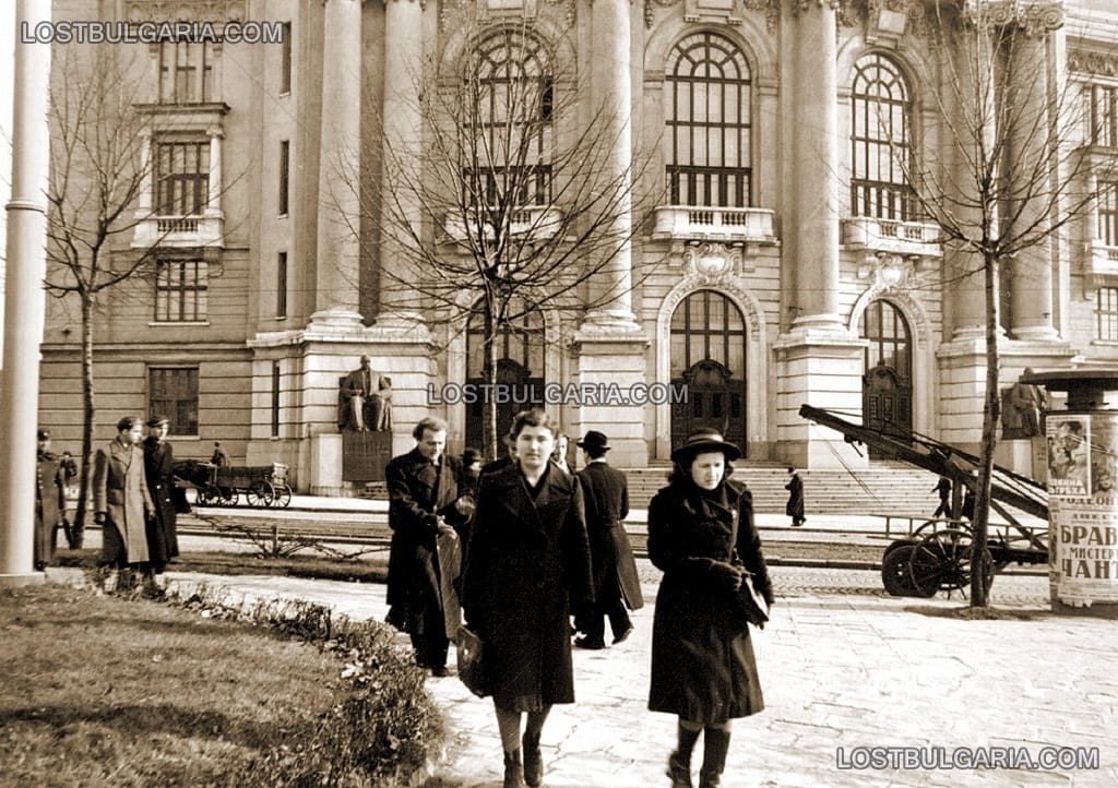 Студенти пред сградата на Ректората на Софийския университет, 30-те години на ХХ век