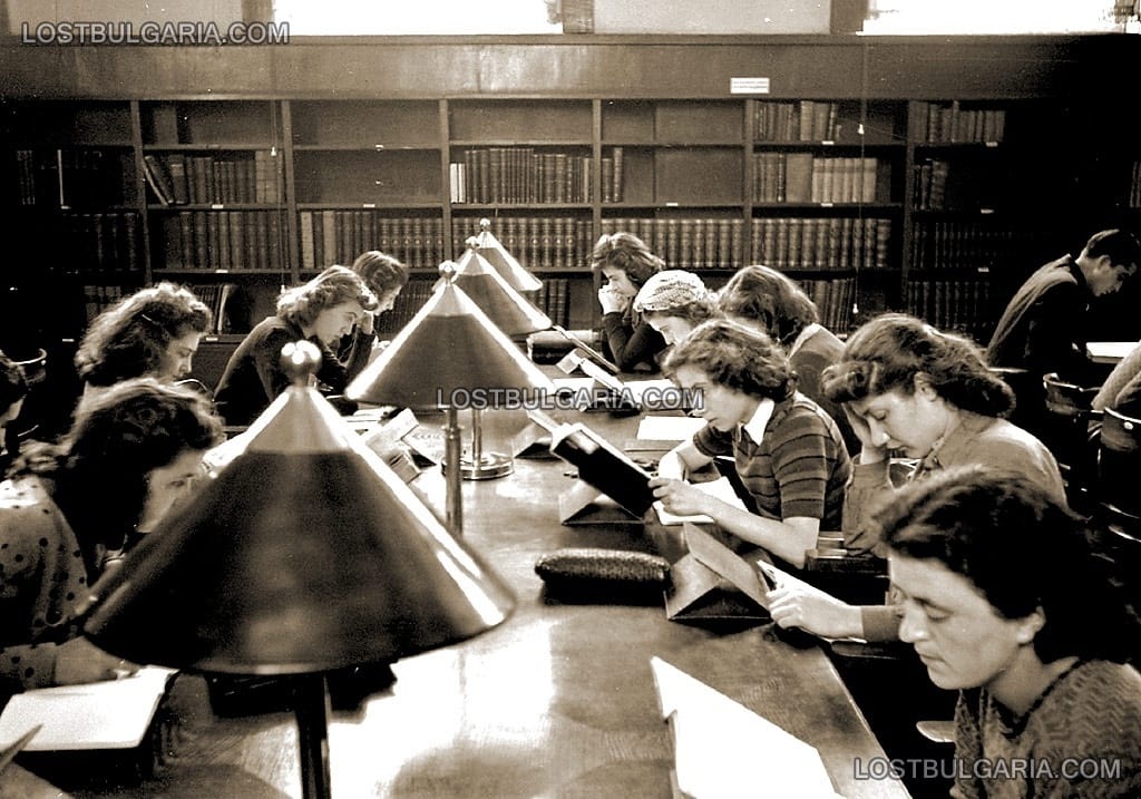Студенти в читалнята на библиотеката на Софийския университет, 30-те години на ХХ век