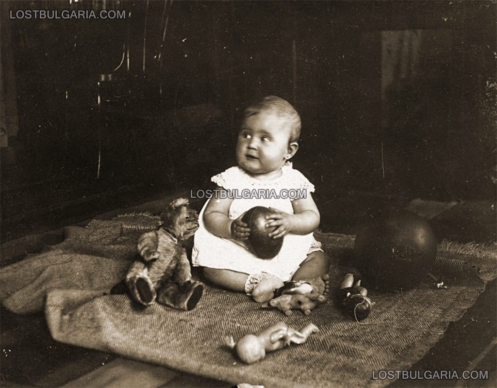 Малко дете със своите играчки, началото на ХХ век