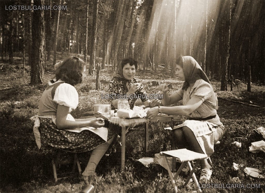 Три млади дами на пикник в гората, 30-те години на ХХ век