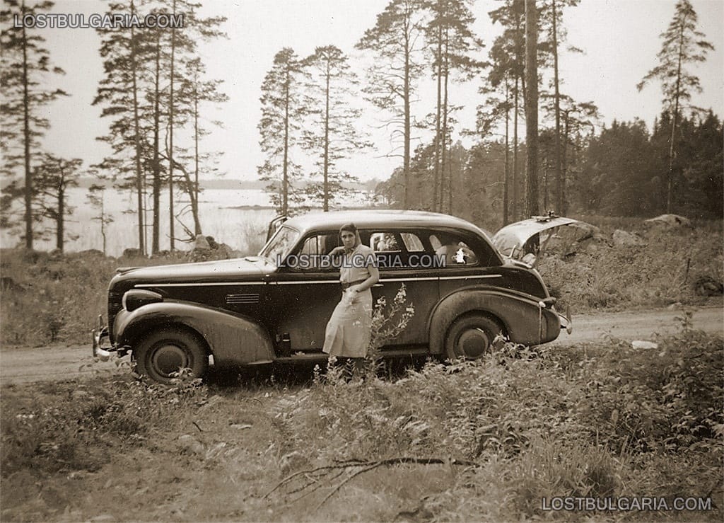 Млада дама позира пред автомобил Pontiac модел 1939 г.