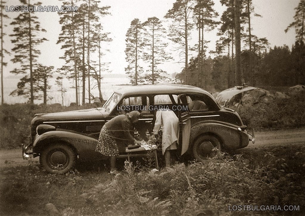 Две дами се подготвят за пикник в гората, автомобил Pontiac модел 1939 г.