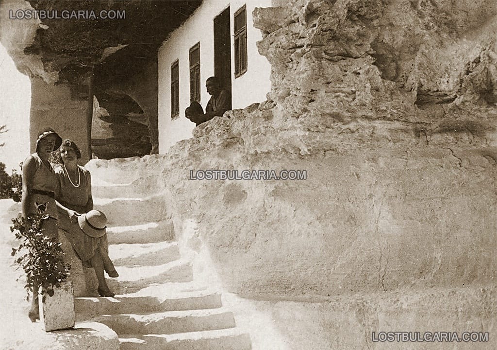 Две дами на Аладжа манастир, 20-те години на ХХ век