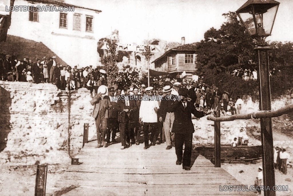 Посещение на Н.В. Цар Борис III в Несебър - към пристанището, 30-те години на ХХ век
