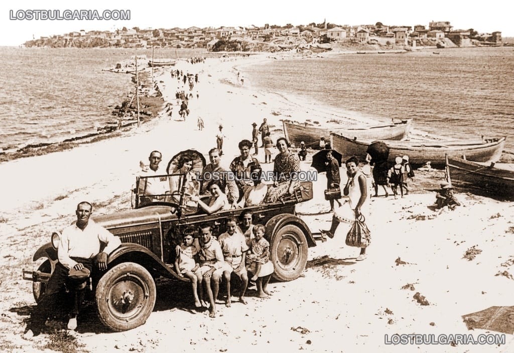 Несебър, група летовници с автомобил "Шевролет" на пътя към града, 30-те години на ХХ век