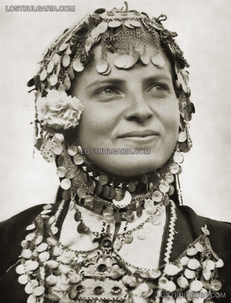 Млада жена в народна носия, 30-те години на ХХ век