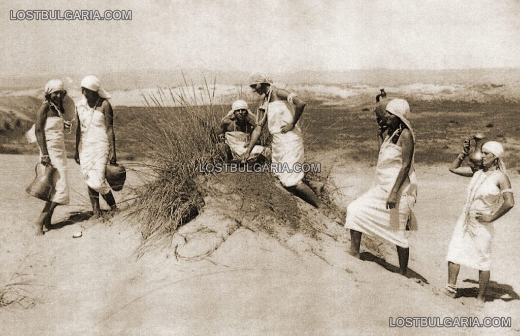 Девойки позират на дюните край Несебър, 20-те години на ХХ век
