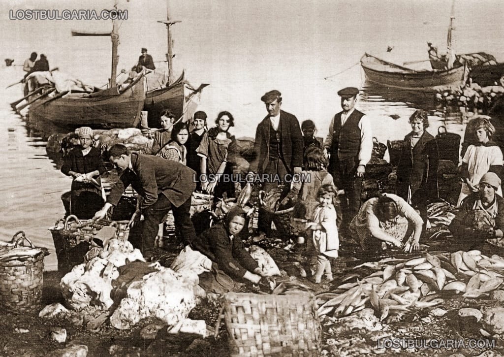 Несебърски рибари с улова и семействата си, 30-те години на ХХ век