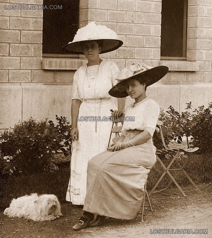 Млади дами с големи, модни шапки и пудел, 20-те години на ХХ век
