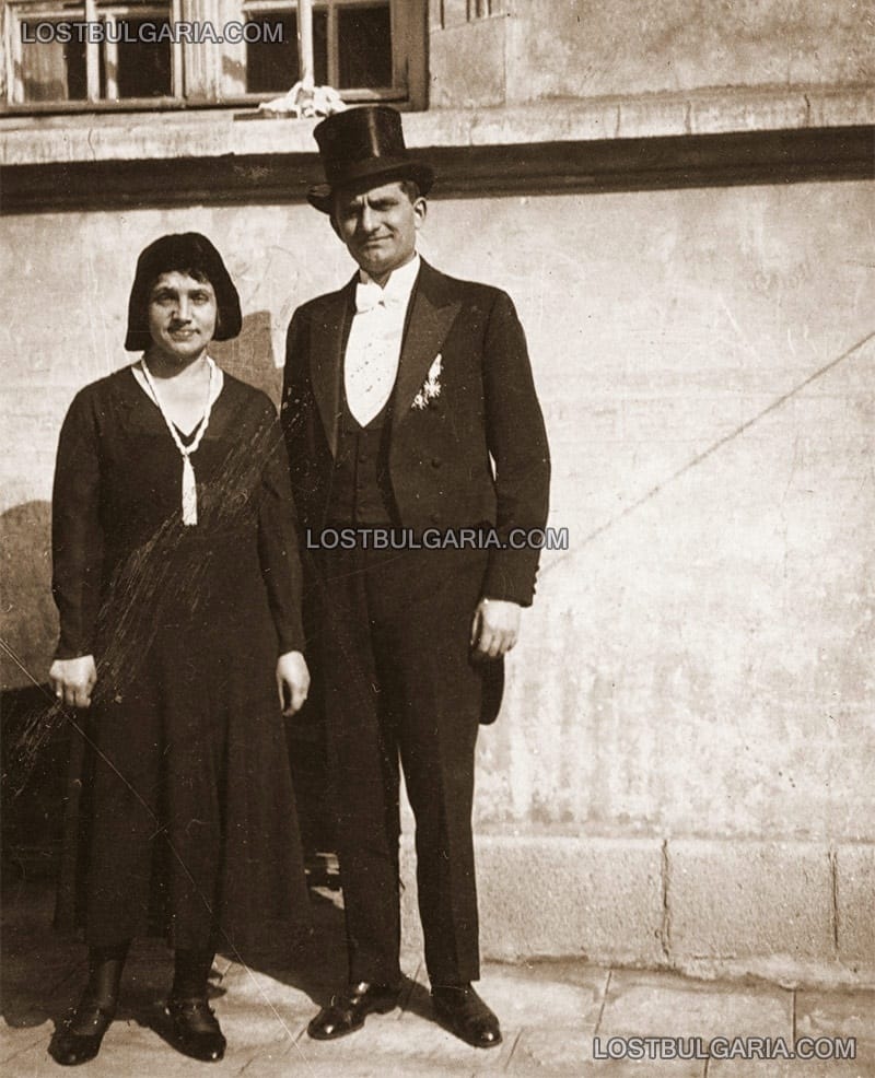Надписана: ние с Пенчо (?) след царската сватба, 1930 г., вероятно в чужбина