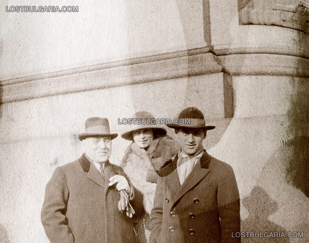 Бележитият български дипломат Стоян Петров-Чомаков (вдясно) с приятели в чужбина, 20-те години на ХХ век