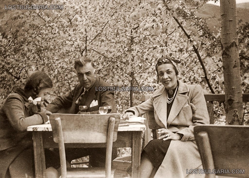 Евлогий Ив. Гешов (син на Иван Евстратиев Гешов) със съпругата си Анастасия Шипкова-Гешова и дъщеря им Мария Гешова-Ристон, Панчарево, май 1944г.