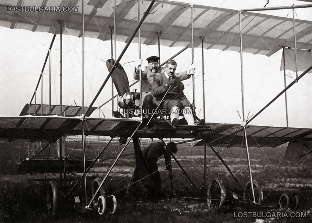 Цар Фердинанд - първият държавен глава в света летял на аероплан, с пилота Жул де Ламин (Jules de Laminne), Белгия, 15 юли 1910 г.