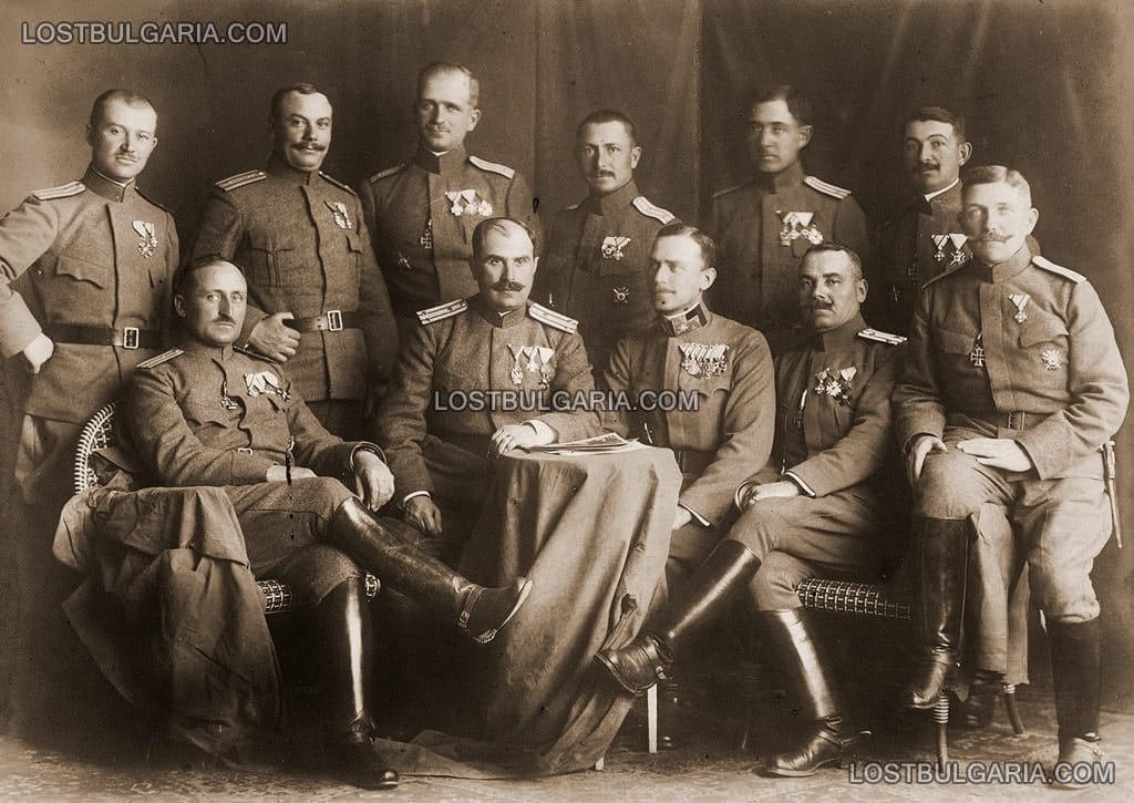 Снимка за спомен с колегите - предпоследният, седнали: подполковник Стоян Конов, генерал-щабен офицер в състава на 5та дивизия