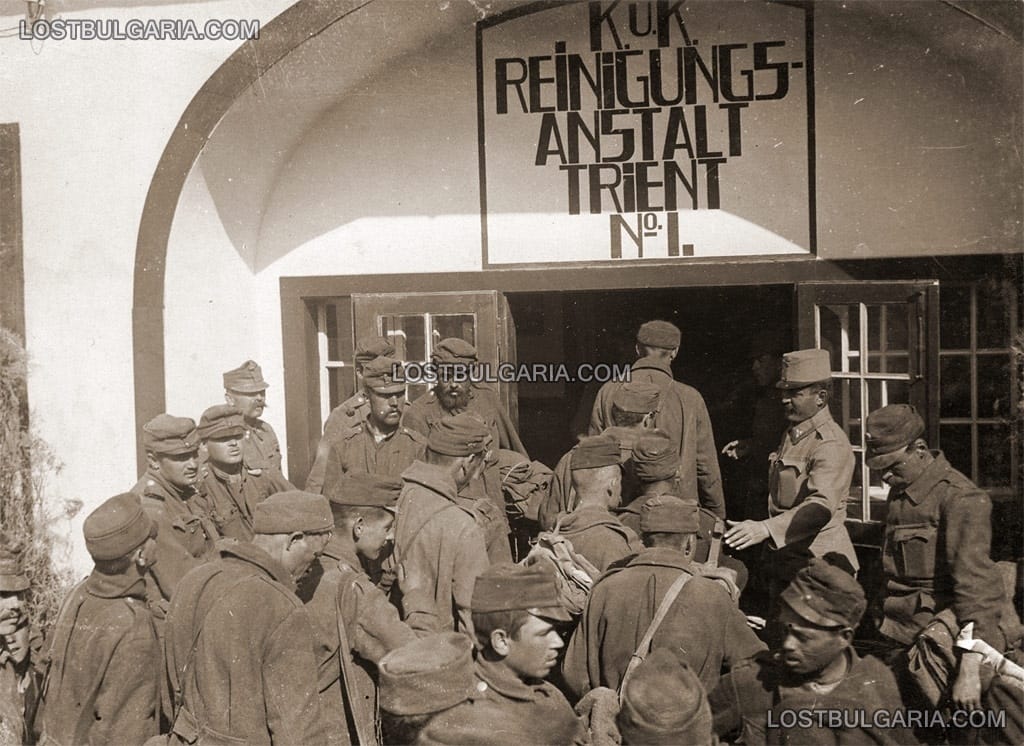 Пред пералнята на австро-унгарската армия, Тренто, Италия, 1917 г.