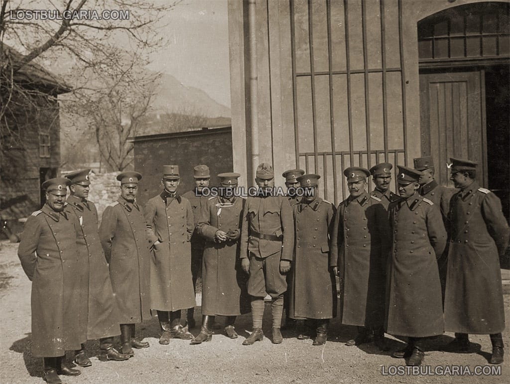 Българската делегация и австро-унгарски офицери, снимка за спомен, 1917 г.